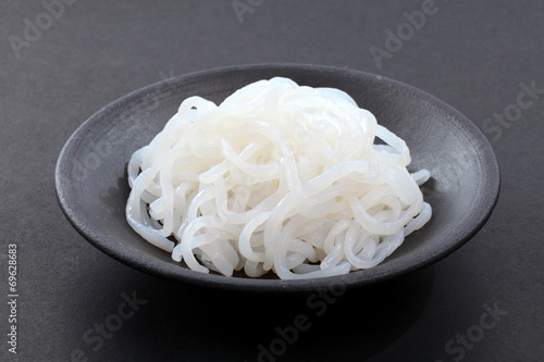 Obraz na płótnie Udon noodles on black dish, Japanese food w salonie