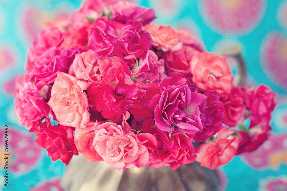 bright bouquet of a beautiful tea roses in a vase - obrazy, fototapety, plakaty 
