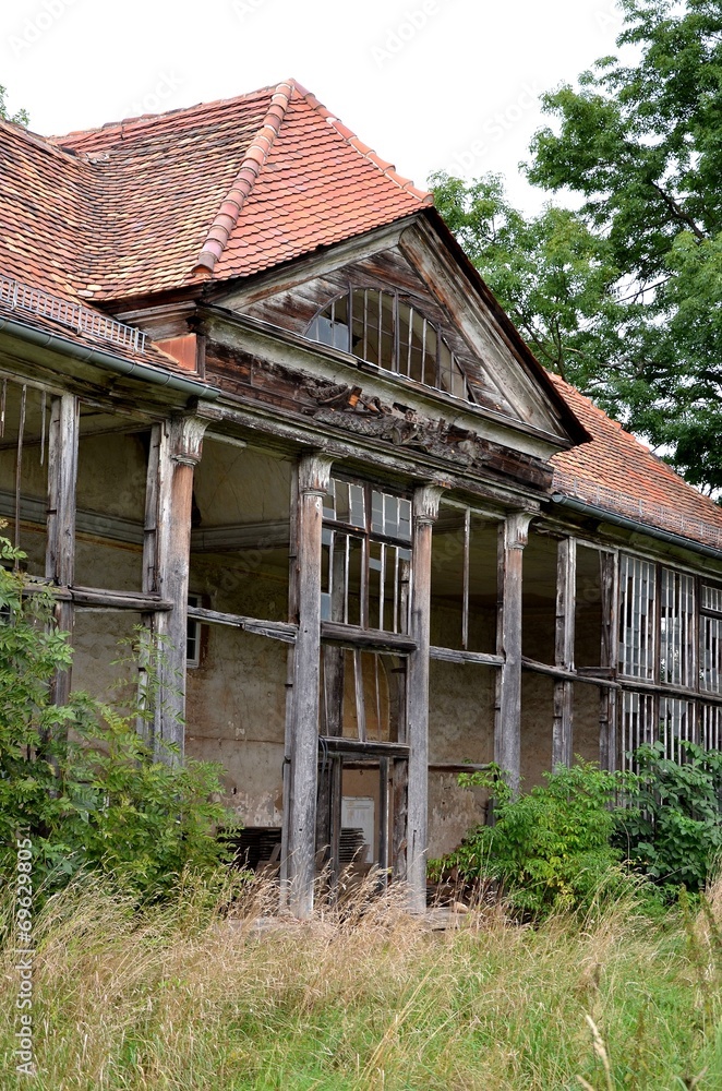 Fototapeta premium Ruine mit Gaube
