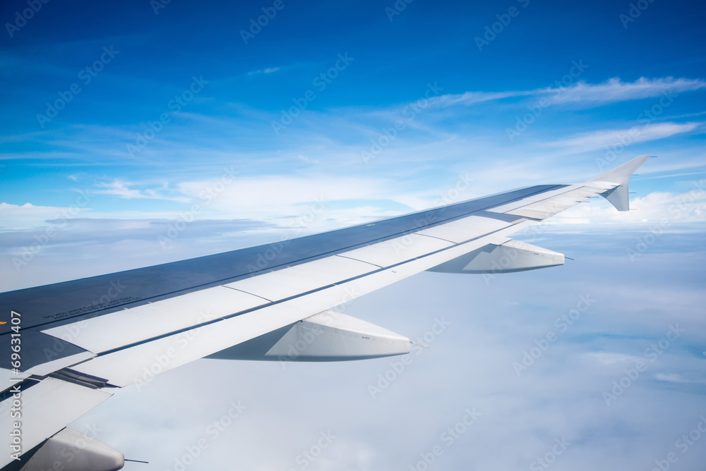 Obraz premium Wing of an airplane flying in the sky so beautiful.