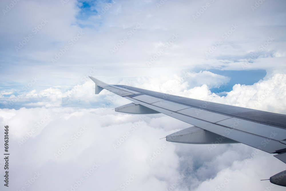 Obraz premium Wing of an airplane flying in the sky so beautiful.