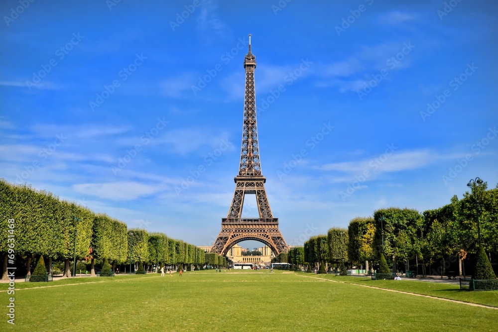 Naklejka premium Eiffel Tower, iconic Paris landmark with vibrant blue sky