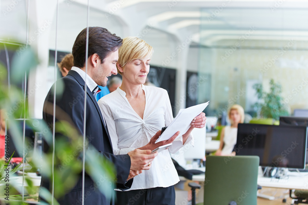 Geschäftsleute reden über Vertrag im Büro Geschäftsleute reden über Vertrag im Büro