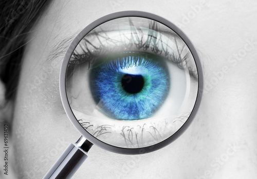 Auge mit Lupe
