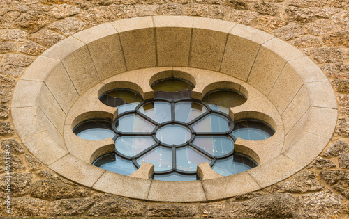 Rundes Kirchenfenster moderner Stil.