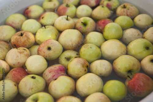 Cleaning apples in the bowl with water