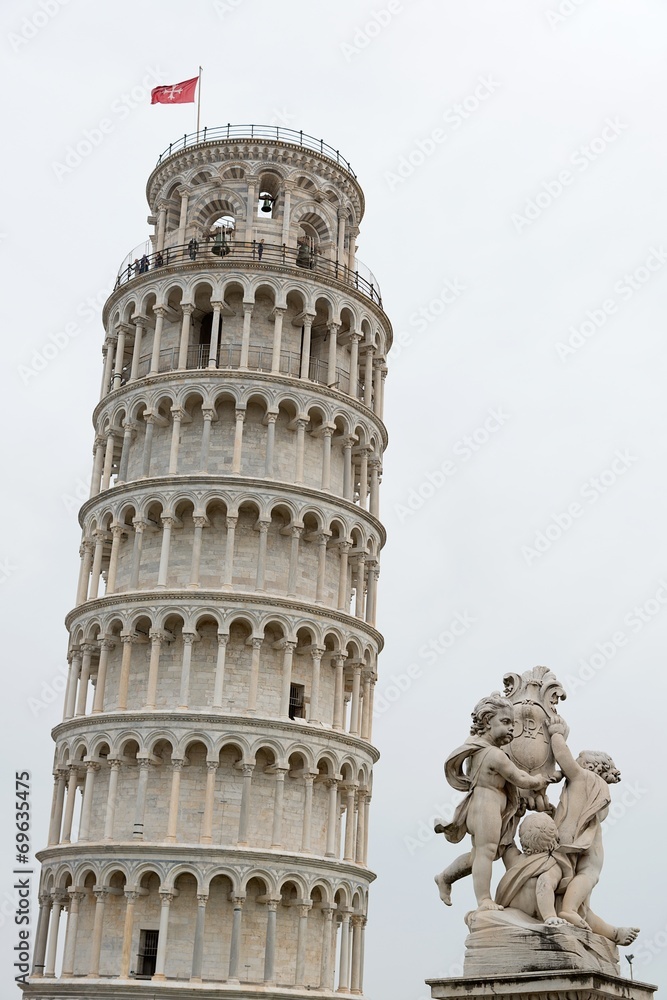 Torre Pendente di Pisa e la fontana dei putti