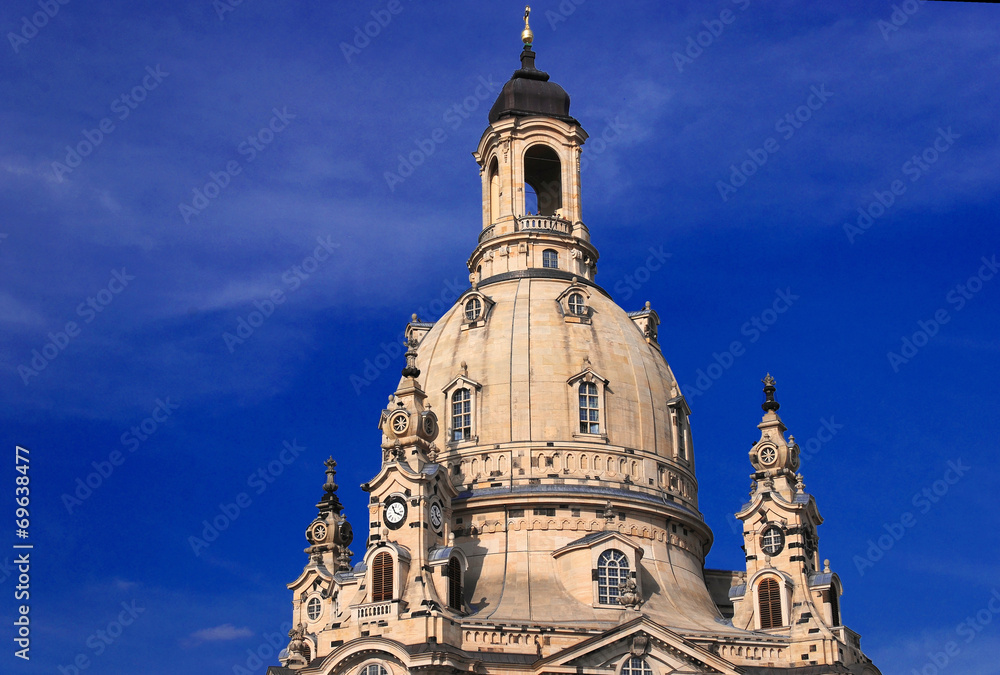 Kuppel der Frauenkirche vor blauem Himmel
