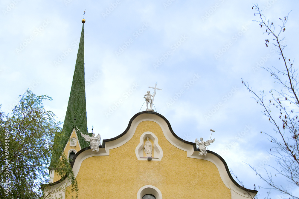 Pfarrkirche zum Hl. St. Nikolaus - Ischgl - Alpen - obrazy, fototapety, plakaty 