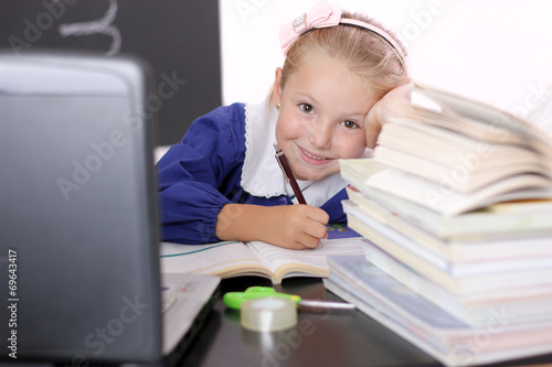 Bambina sui libri d scuola photo