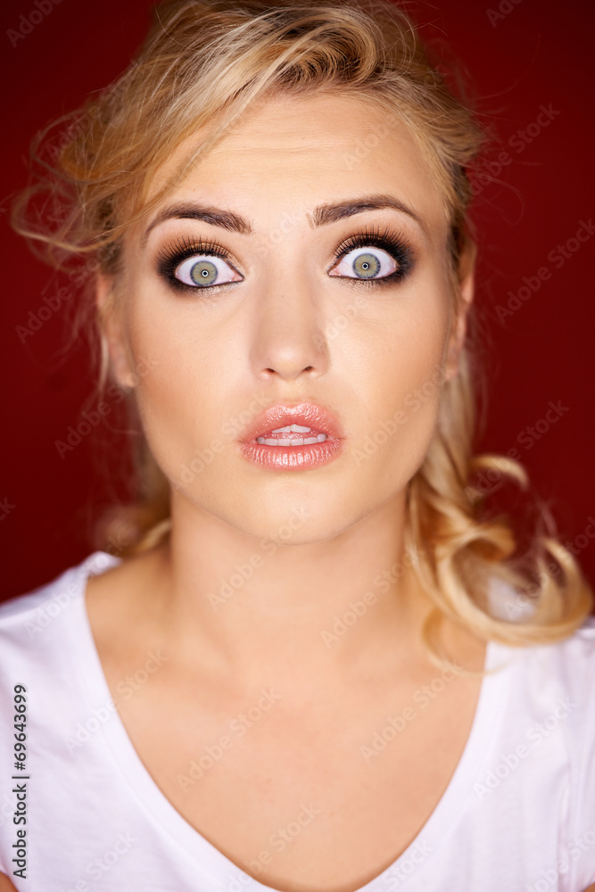 Naklejka premium Beautiful woman with a horrified expression