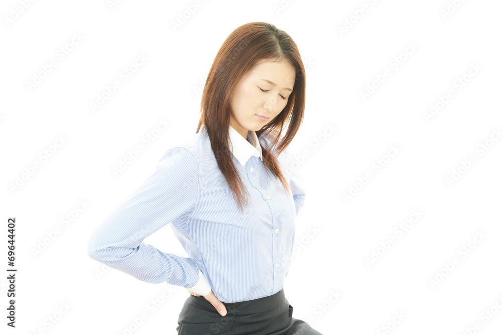 腰痛に悩む女性 腰痛に悩む女性