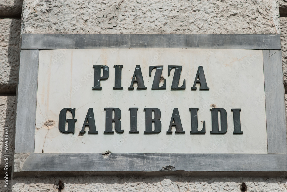 Targa Piazza Garibaldi, Segnale