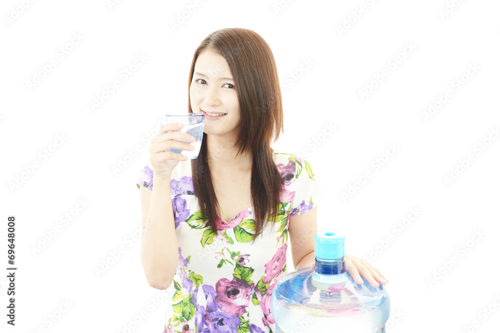 水を飲む笑顔の女性