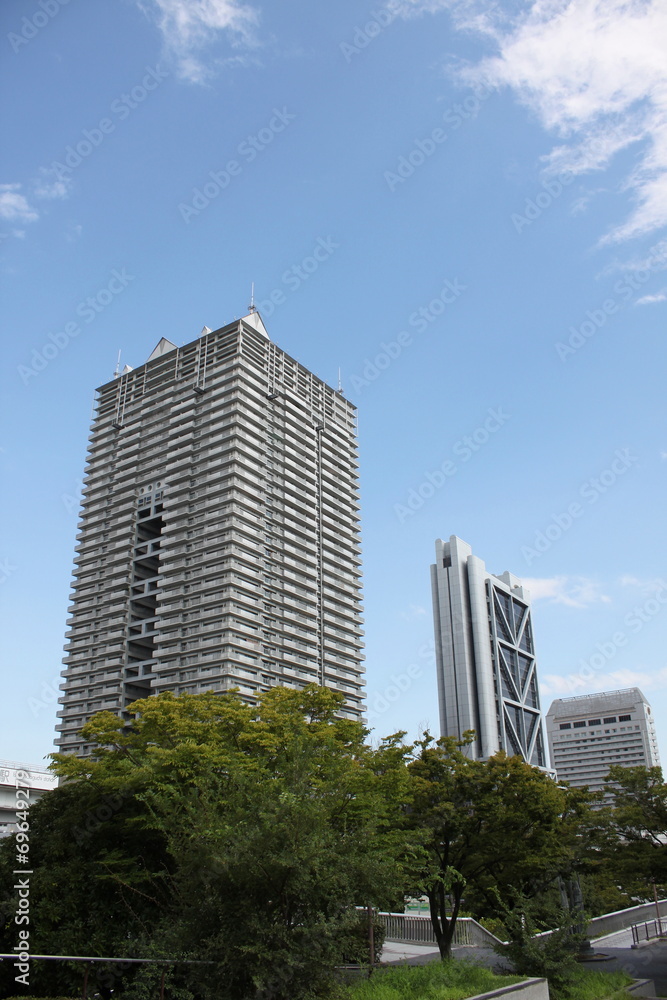 高層マンションと街並み