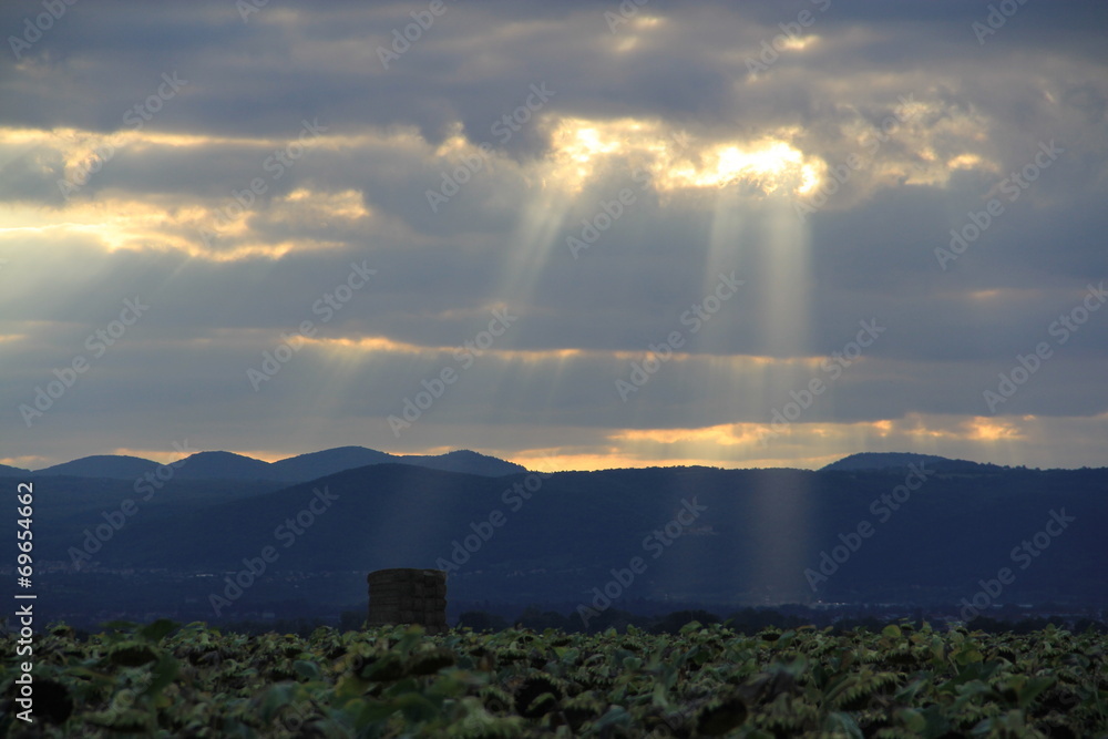 raies de soleil sur la chaine des puys