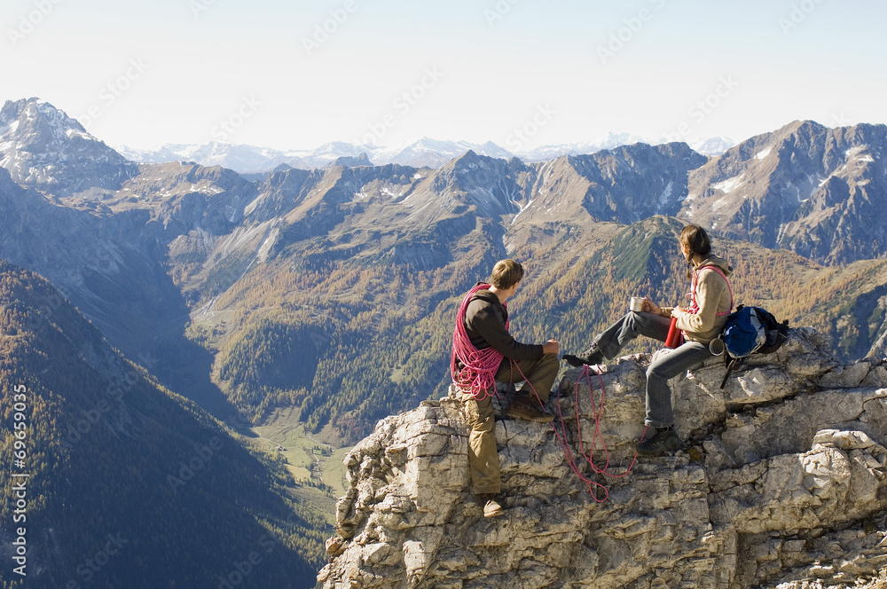 Fototapeta premium Österreich, Salzburger Land , Junges Paar eine Pause
