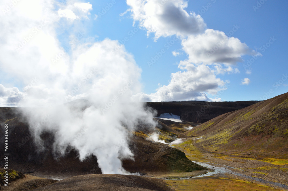 Геотермальный источник в горах Исландии