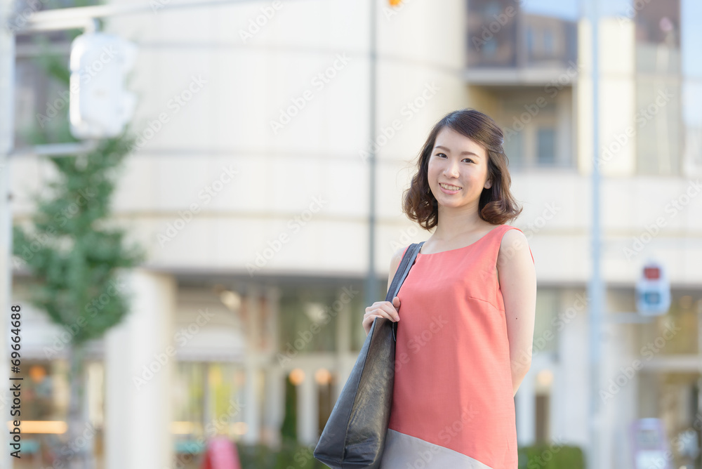 街角に立つ若い女性 街角に立つ若い女性