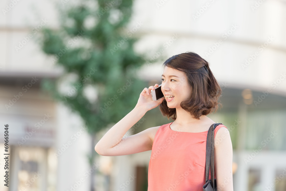 スマートフォンで話す女性 スマートフォンで話す女性