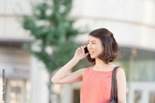 Free Download スマートフォンで話す女性 - GFXLoad