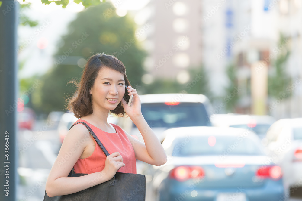 街角で電話する女性 街角で電話する女性