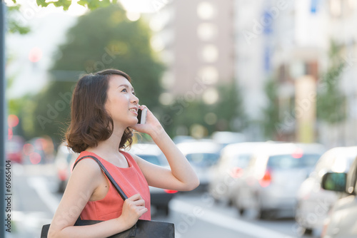 Free Download 街角で電話する女性 - GFXLoad