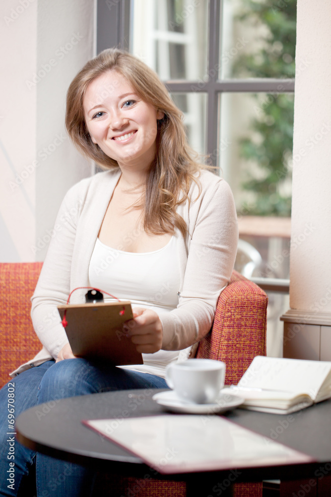 Frau im cafe mit menu in der hand Frau im cafe mit menu in der hand