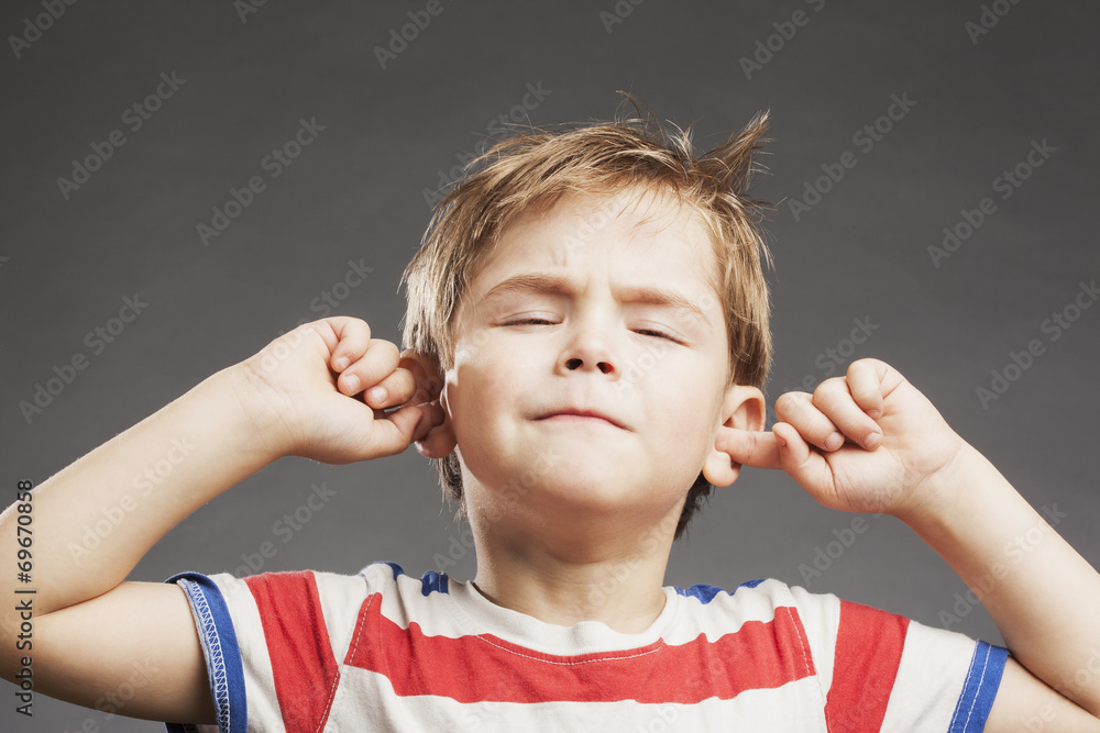 Kind hält sich die Ohren zu - Porträt Vorschulkind Junge Stock-Foto