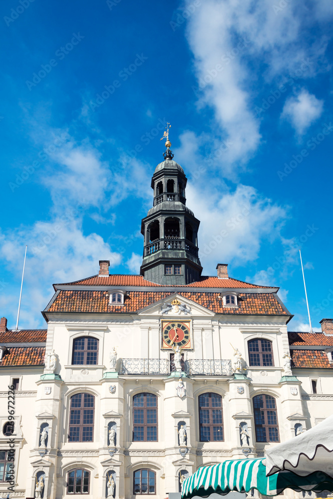 Das Rathaus in Lüneburg an einem Markttag