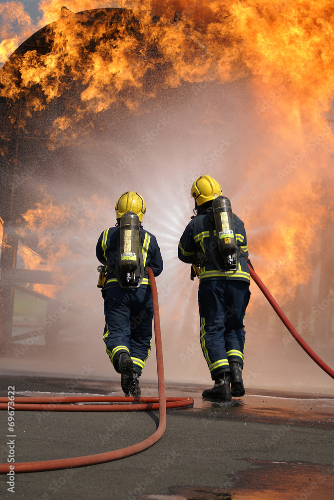 Obraz premium fire fighters at large fire