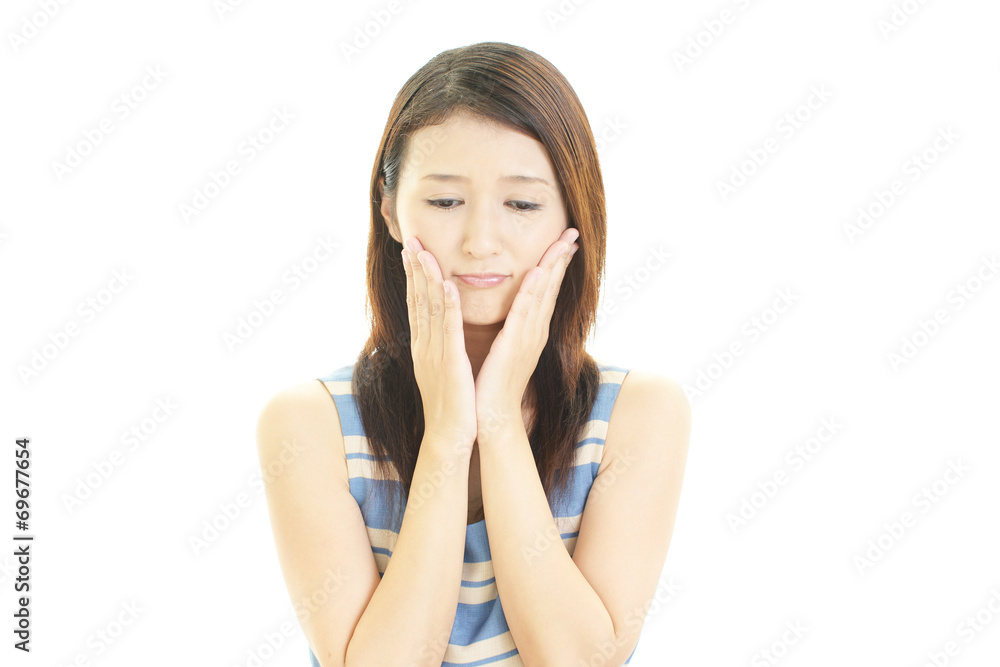 不安な表情の女性