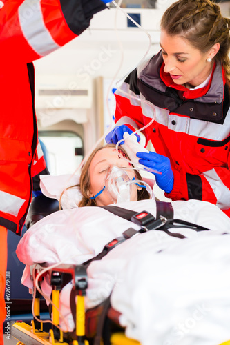 Notärzte helfen verletzte Frau in Ambulanz