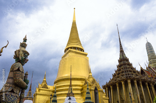 タイ王宮の黄金の仏塔 © motodan