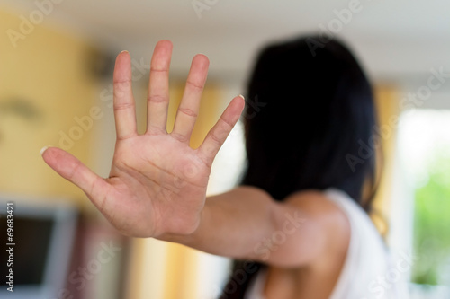 Bild auf Leinwand abwehrende Haltung einer Frau