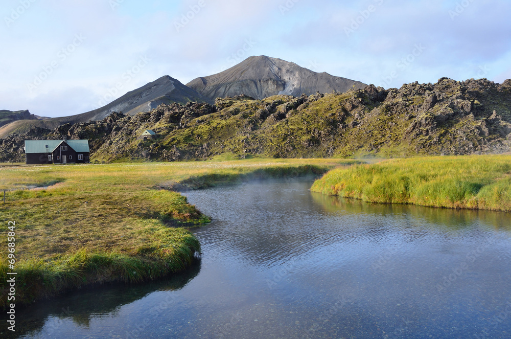 Исландия, Ландманналёйгар, горы и горячие источники в долине