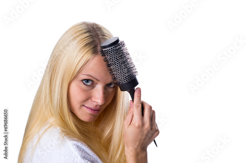 Frau kämmt sich die Haare mit einer Bürste
