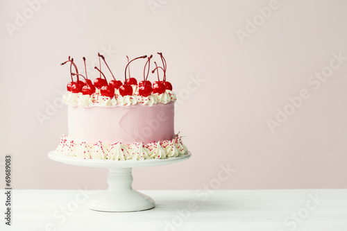 Foto Cake decorated with maraschino cherries