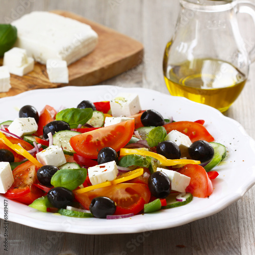 Griechischer Salat mit Feta Käse and Oliven