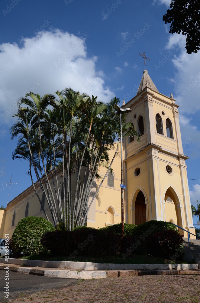pequena igreja antiga amarela situada na cidade de Joaquim egídio em Campinas SP