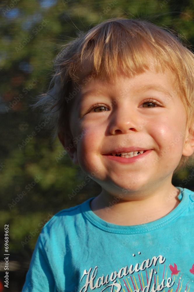Lachender kleiner Junge Lachender kleiner Junge