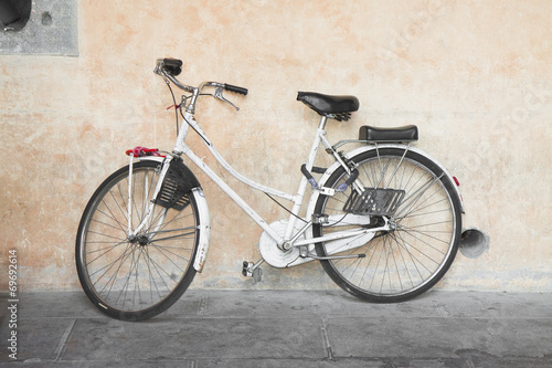White bicycle against the wall © Francesco Scatena