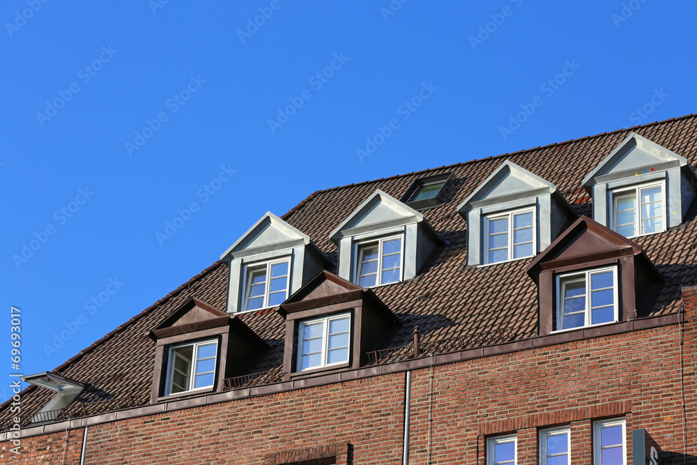 Giebelgauben auf Klinkerbau Giebelgauben auf Klinkerbau