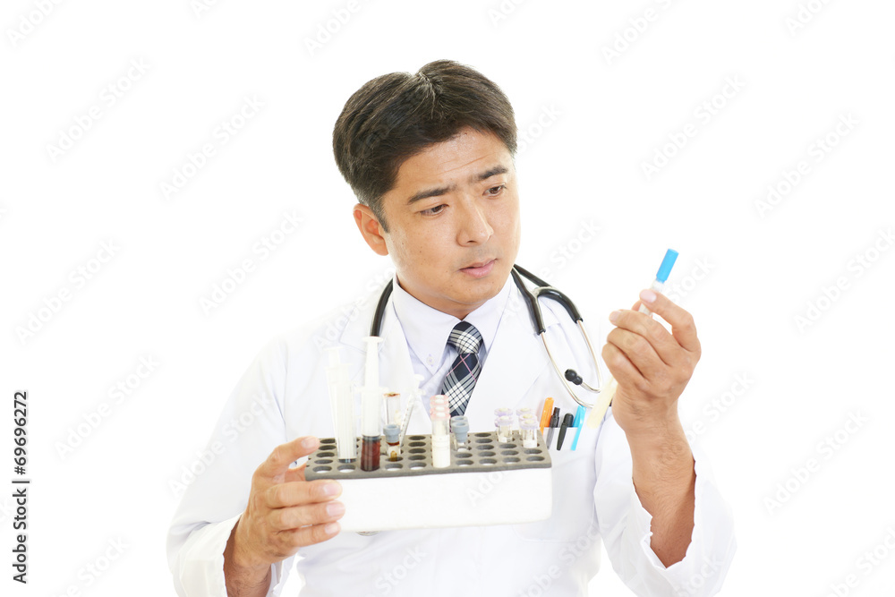 診療中の真剣な表情の医師