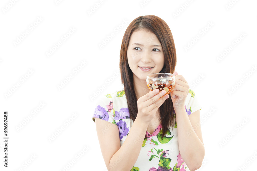 ティーを飲む笑顔の女性 ティーを飲む笑顔の女性