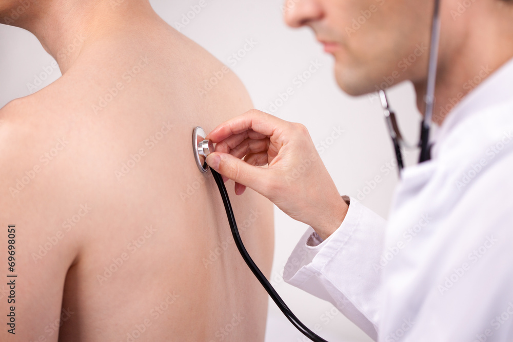 Arzt untersucht einen Patienten mit dem Stethoskop