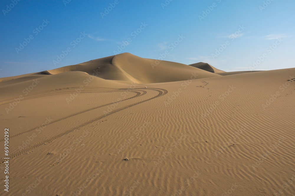 Lonely in the desert of Huacachina, Peru Lonely in the desert of Huacachina, Peru