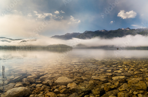 Alpejskie jezioro na Słowenii spowite porannymi mgłami
