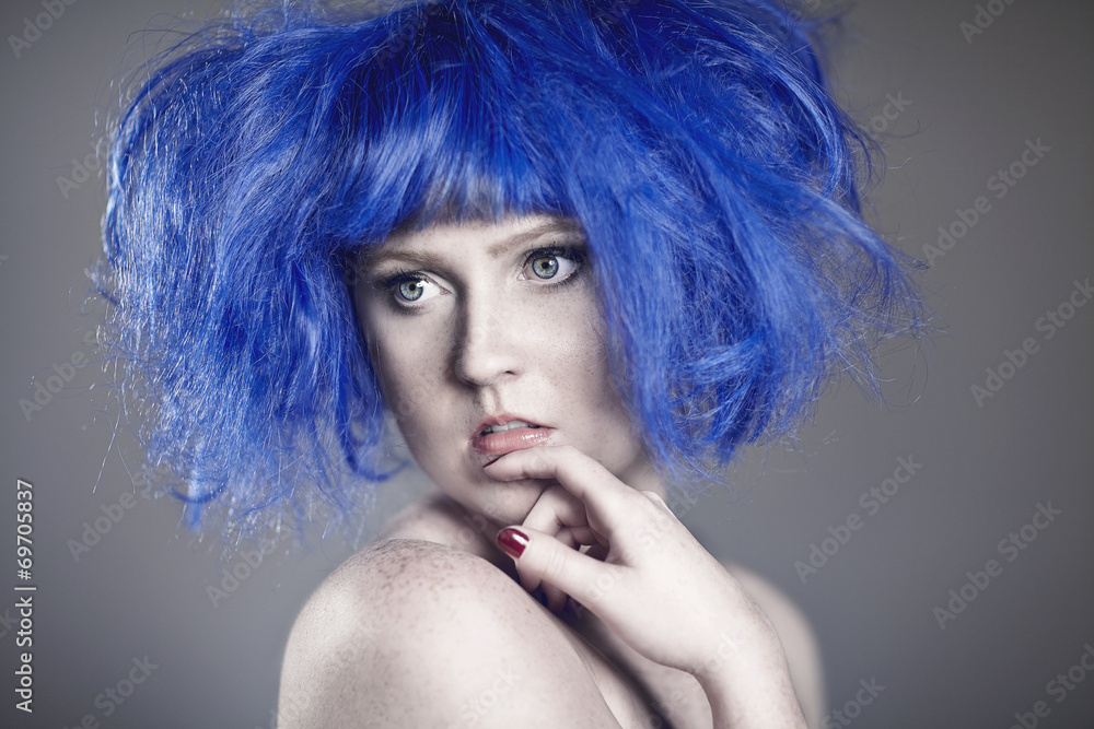 Obraz premium Frau mit blauen Haaren