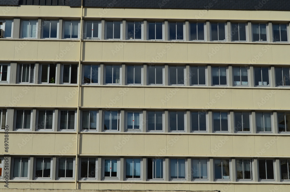 Façade d'immeuble de bureaux avec accès Façade d'immeuble de bureaux avec accès